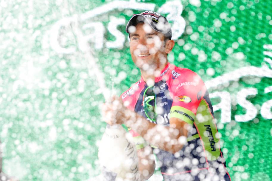 Spumante a fiumi sul podio per Diego Ulissi, 26 anni, al bis in questo Giro dopo il successo della quarta tappa a Praia a Mare. Afp